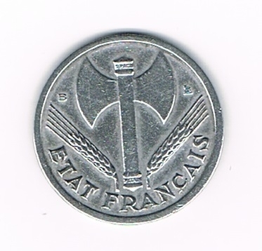 Pièce de monnaie Française type 1 Franc Francisque, légère en aluminium, année 1944 B état T.T.B.+. Descriptif: Accostée de deux épis de blé, une francisque dont le manche est constitué par un bâton.