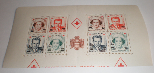 Timbre  Monaco bloc feuillet N°4 A. Demi feuillet dentelé émis au  profit de la Croix rouge, année 1951.