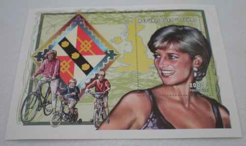 Diana  en  vélo avec ses deux enfants.
