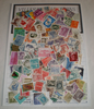 Pochette 150 timbres du monde oblitérés. Offre spéciale limité à deux lots par foyer.  Lot N°18.