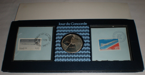 Coffret souvenir du Concorde  comprenant une médaille plus 2 timbres.