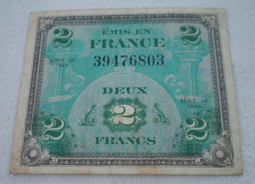 Billet  deux anciens francs Français 1944 avec drapeau au verso, en bon état.
