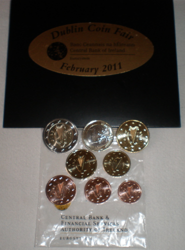 Irlande série 8 pièces de 1 centime à 2 euro au Millésime 2011, sous sachet souvenir officiel de la banque d' Irlande.  .