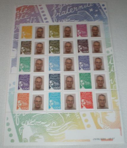 Bloc feuillet  gommé  avec logo  privé photo, la feuille de 15 timbres avec  vignette. Type Marianne du 14 juillet, année  2004.