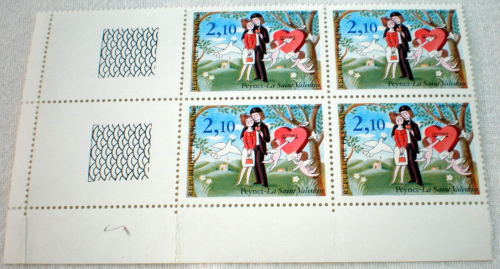Variétés timbres France les  amoureux de Peynet, oiseau dans la branche. Réf 2354c, bloc 4 timbres. L'oiseau dans la branche se situe sur le  deuxième timbre.