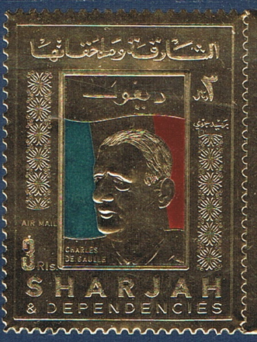 Timbre Sharjah dentelé gaufré OR, représentant le général Charles de Gaulle.