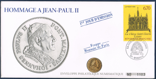 Enveloppe philatélique-numismatique, rend hommage à Jean-Paul II, comprenant une Médaille en bronze réalisée par la Monnaie de Paris.