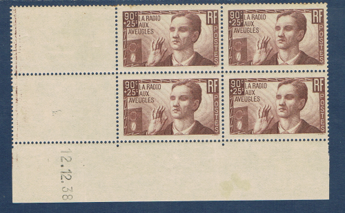 Timbres poste de France 1938, bloc de quatre timbres avec coin daté du 12. 12. 38. Réf Yvert & Tellier N° 418 neuf* avec une trace de charnière. Descriptif: Au profit de L' oeuvre, la radio .
