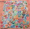 Pochette comprenant 200 timbres du monde neufs et oblitérés
