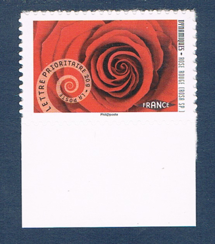 Timbre autocollant Rose rouge issue de feuille à validité permanente. Descriptif: Timbre adhésif 2014 pour lettre prioritaire 20 g France.