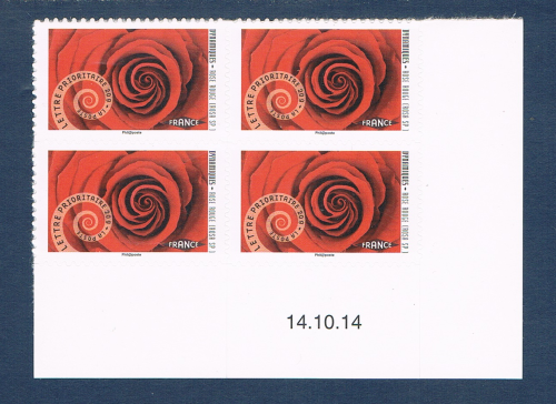 Bloc de 4 timbres autocollants Rose rouge issue de feuille à validité permanente. Descriptif: Timbres adhésifs 2014 pour lettre prioritaire 20 g France. Stock limité à 1 bloc.