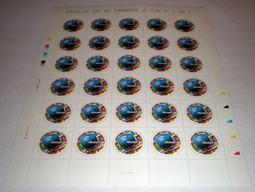 Mini feuille de France. Coupe du monde de Football 1998. Descriptif: Mini feuille de 30 timbres avec bas de la page N° 60711 - HEL. Timbres Réf 3139 ballon coupe du monde de Football.