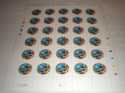 Mini feuille de France. Coupe du monde de Football 1998. Champion du monde. Descriptif: Mini feuille de 30 timbres avec bas de feuille N° 11426 - HEL. Timbres Réf 3170 ballon.