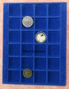 Lot 2 feutrines bleues vif comprenant 24 cases carrées pour médailles