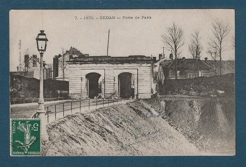 CARTE POSTALE ANCIENNE 1870 SEDAN - PORTE DE PARIS - BON ÉTAT