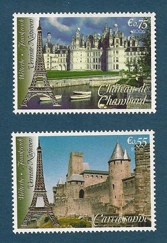 Série deux Timbres Tour Eiffel Paris et Château Chambord