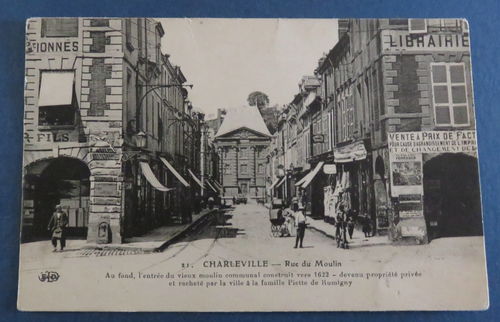 Carte postale ancienne 08 Charleville Rue du Moulin construit 1622